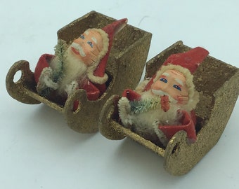 Vintage glanzende Brite Santa rijdend in slee, Putz Santa met glitter kartonnen slee 1940-50's