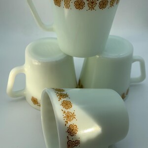 Vintage Pyrex "Butterfly Gold" kaffekoppar, set om 4, mjölkglasmuggar, MCM köksartiklar