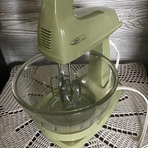 VTG Iona Avocado Green Atomic Electric Mixer,General Electric Mixer,Retro Food Mixer, 3 Speed Mixmaster with Beaters,vintage kitchen gadgets