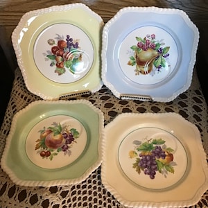 Platos antiguos Johnson Bros Old English, juego de 4, diseño de frutas con bordes de colores, borde de cuerda. Motivo de frutas, raro, con sangría para taza
