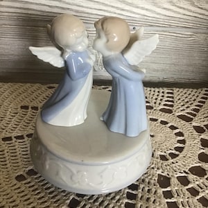 Caja de música vintage con ángeles besándose, ángeles giratorios, escucha a los ángeles heraldos, figura de porcelana, figura musical, villancicos