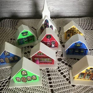 Pueblo alpino vintage, casas navideñas de los años 70, decoración navideña, casas de celuloide, iglesias y casas iluminadas, plástico y película plástica, decoración navideña