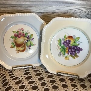 Platos antiguos Johnson Bros Old English, juego de 2. Motivo de frutas con bordes de colores y borde de cuerda. Motivo de frutas, raro, con sangría para taza.