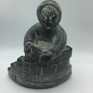 Scultura originale del lupo, grande uomo Inuit/Eschimese che costruisce un igloo, realizzata in Canada, pietra ollare scolpita a mano, alta 7 1/2&quot;, la scultura del lupo