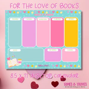 Può includere: Un planner settimanale da scrivania con sfondo turchese e sezioni rosa e gialle per ogni giorno. Il planner riporta la scritta "FOR THE LOVE OF BOOKS" e misura 21,6 x 27,9 cm.