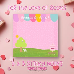 Peut inclure: Un bloc-notes adhésif de 7,6 x 7,6 cm avec un fond rose et le texte "FOR THE LOVE OF BOOKS" et "Read MORE BOOKS". Le bloc-notes présente une illustration de dessin animé d'un arbre, d'un chien et d'un panneau indiquant "BOOKSHOP".