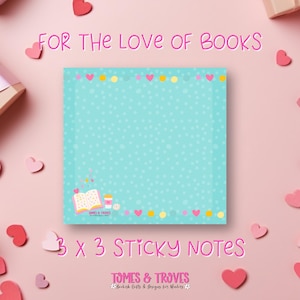 以下が含まれることがあります： 「FOR THE LOVE OF BOOKS」の文字が入った、白い水玉模様の正方形のライトブルーの付箋。 付箋のサイズは7.6 x 7.6 cmで、ピンクのハートと黄色のドットのボーダーがあります。 左下隅には、本とコーヒーカップのグラフィックがあります。