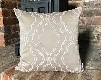 1013. Housse de coussin jacquard brodée STEMBRIDGE BEIGE Différentes tailles