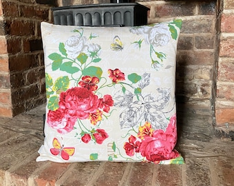 238. Handgjort kuddfodral i vintagestil med röda blommor och fåglar, 100 % bomull. Olika storlekar.