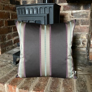 399. Handgemachte Ashley Wilde Aubergine Stripe Jacquard Kissenhülle. Verschiedene Größen