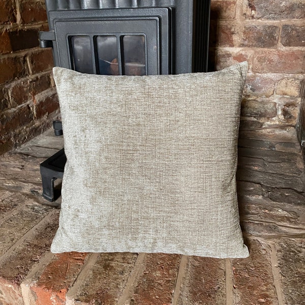 1088. Funda de cojín de chenilla lisa color marrón jaspeado, hecha a mano. Varios tamaños.