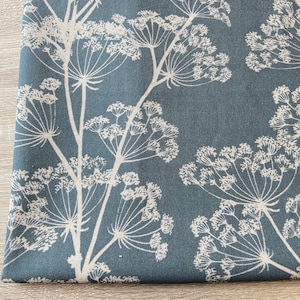 1407. Tela índigo COW PARSLEY con aspecto de lino, 100 % algodón. Precio por medio metro.