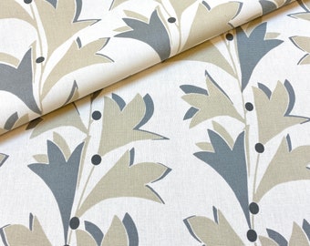 Könnte beinhalten: Weißer Stoff mit einem sich wiederholenden Muster aus stilisierten beige und grauen Blumen. Die Blumen haben ein einfaches, geometrisches Design.