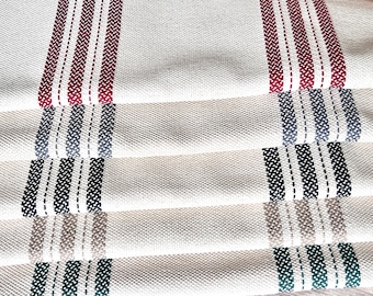 Puede incluir: Conjunto de cinco toallas de cocina con rayas de diferentes colores. Las toallas están hechas de tela de lino natural y tienen un aspecto rústico. Las rayas son rojas, grises, negras, beige y verdes.