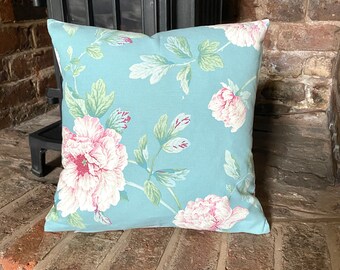 534. BIG FLOWERS sur Duck egg blue 100% Cotton Cushion Cover.