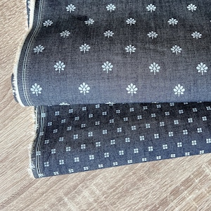 Petite impression blanche sur denim, tissu 100 % coton, 148 cm de large, prix par 1/2 mètre