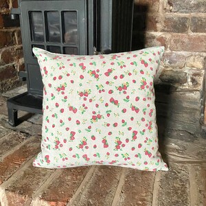 13. Funda de cojín de mezcla de lino y algodón con diseño shabby chic y fresas locas, hecha a mano. Varios tamaños