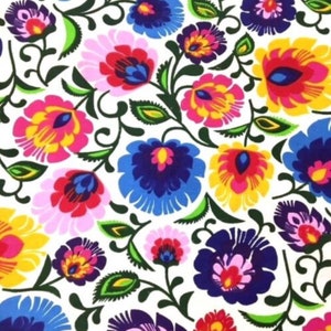 Op de afbeelding: Een witte stof met een herhalend patroon van kleurrijke bloemen. De bloemen zijn rood, geel, blauw, roze en groen. De stof is perfect voor knutselprojecten, quilten en decoratie in huis.