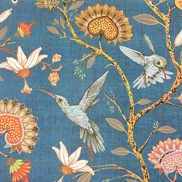 940. COLIBRI avec FLEURS sur BLEU 100% coton, 139 cm de large, Prix au 1/2 mètre