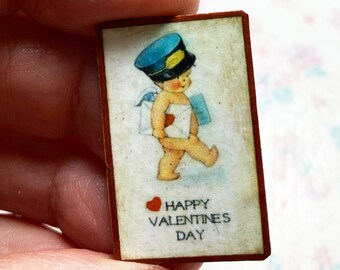 Casa de muñecas Miniatura San Valentín Signo CHERUB Cartero 1:12 Mail Man Entrega especial