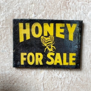 ¡NUEVO! Dollhouse Miniature Honey Bees Sign negro y amarillo perfectamente envejecido "madera"