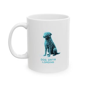 Puede incluir: Taza de cerámica blanca con una ilustración geométrica azul de un perro y el texto "DOG DATA LOADING". El diseño del perro está hecho de líneas azules. La taza tiene un asa curva.