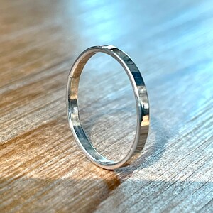 Op de afbeelding: Een eenvoudige zilveren ring met een licht afgeronde rand.