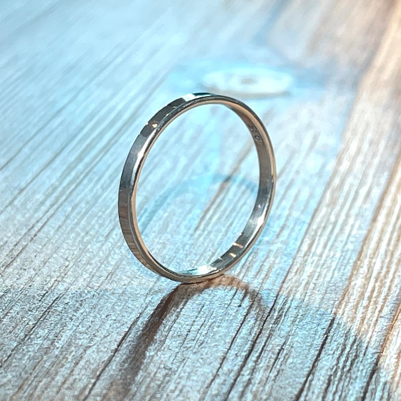 Op de afbeelding: Een eenvoudige zilveren ring met een licht getextureerde afwerking.