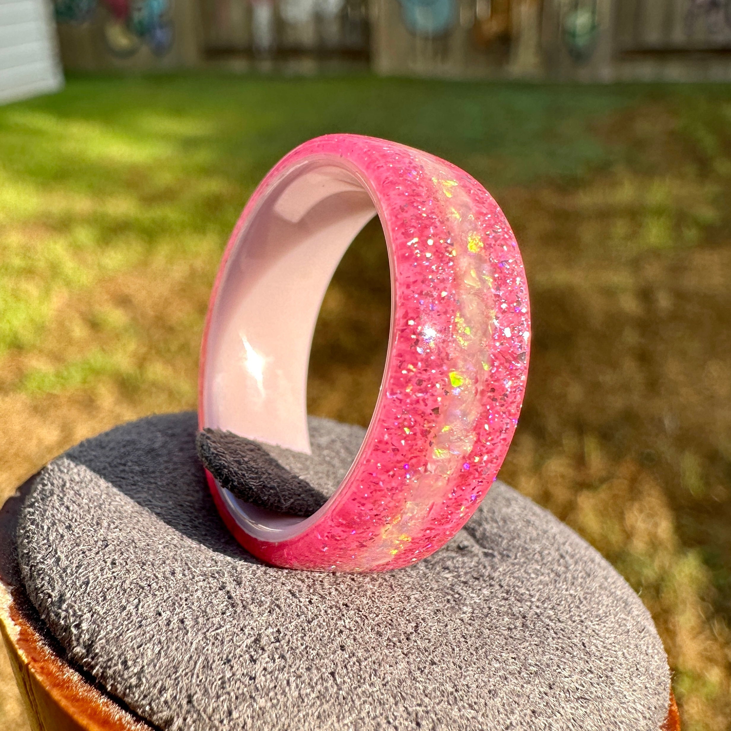 Anillo DiamondCast de zafiro rosa brillante con acento de ópalo blanco envuelto alrededor de una banda rosa: diamante genuino y destellos de escamas holográficas