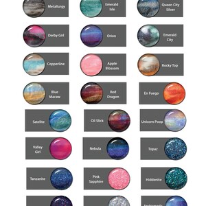K&ouml;nnte beinhalten: Eine Sammlung von 20 runden Nagellackproben, jede mit einer einzigartigen Farbe und einem Namen. Die Farben reichen von metallischen Silber- und Blaut&ouml;nen bis hin zu leuchtenden Rosa- und Rott&ouml;nen. Jede Probe ist mit ihrem Namen beschriftet, wie z. B. "Metallurgy" und "Orion."