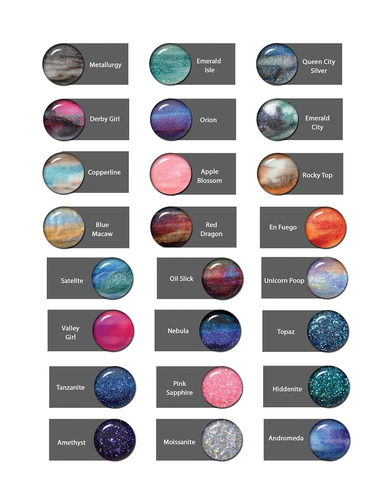 K&ouml;nnte beinhalten: Eine Sammlung von 20 runden Nagellackproben, jede mit einer einzigartigen Farbe und einem Namen. Die Farben reichen von metallischen Silber- und Blaut&ouml;nen bis hin zu leuchtenden Rosa- und Rott&ouml;nen. Jede Probe ist mit ihrem Namen beschriftet, wie z. B. "Metallurgy" und "Orion."