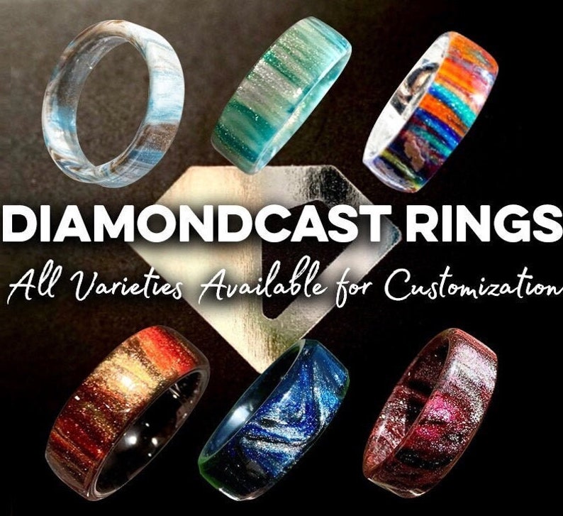 K&ouml;nnte beinhalten: Eine Auswahl an Diamondcast-Ringen in verschiedenen Farben, darunter Blau, Gr&uuml;n, Rot und Orange. Die Ringe weisen einzigartige Muster und Texturen auf. Der Text auf dem Bild lautet "Diamondcast Rings" und "All Varieties Available for Customization."