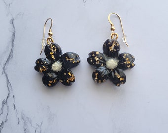 Boucles d'oreilles, boucles d'oreilles fleurs noires, boucles d'oreilles en résine, boucles d'oreilles pendantes