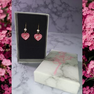 Roze hartoorbellen, harsoorbellen, valentijnsoorbellen, diamanten hart hangoorbellen