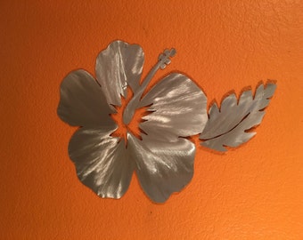 Hibiscus Flower Metal Wall Art – Tropical Beach House and Coastal Decor – Hawaiian Floral Artwork for Home or Patio