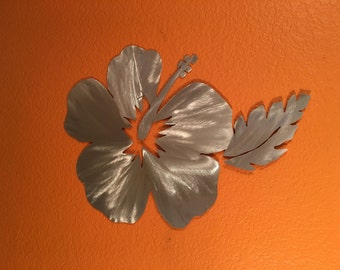 Hawaiian hibiscus flower metal wall art. Beach house decor. Tropical artwork. Birthday gift for her