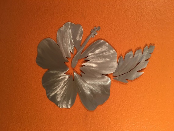 Hawaiian hibiscus flower metal wall art. Beach house decor. Tropical artwork. Birthday gift for her