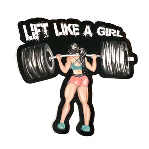 Puede incluir: Una pegatina en blanco y negro con una mujer levantando una barra. La mujer lleva un sujetador deportivo turquesa, pantalones cortos rosas y zapatillas negras. La pegatina tiene el texto "LIFT LIKE A GIRL" en letras blancas.