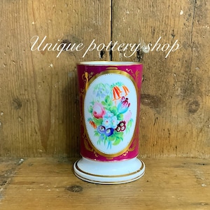 Um deslumbrante vaso inglês antigo pintado à mão