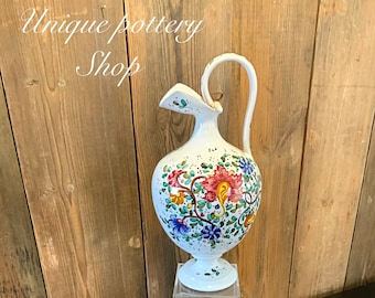 Un magnífico jarrón italiano pintado a mano.