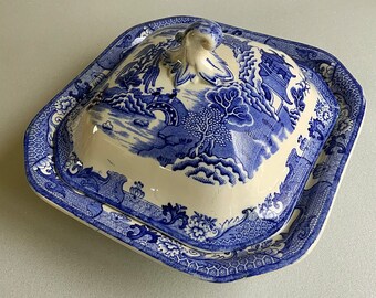 A stunning English 20th century vintage, chinoiserie tureen