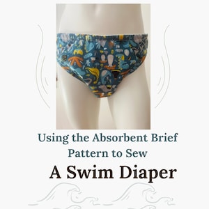 Peut inclure: Un maillot de bain pour bébé avec un imprimé de dinosaures bleu et vert. Le maillot de bain est présenté sur un mannequin blanc. Le texte "Using the Absorbent Brief Pattern to Sew A Swim Diaper" est situé sous l'image.