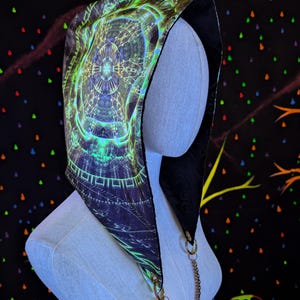 Fractal blacklight reactive Festival Rave Hood with chain, yellow gear