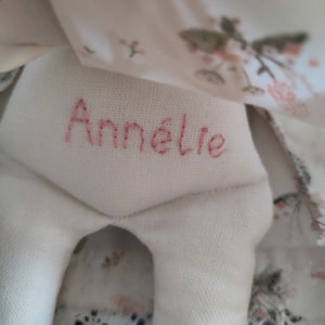 Personalisierte Stoffpuppe Mädchen mit Tüll Kleid Handmade Stoffpuppe Mädchen mit weißen Wimpern Kleinkind Textilpuppe Bild 10