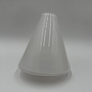 Puede incluir: Una pantalla de lámpara de vidrio blanco en forma de cono con una base redondeada. La pantalla tiene un acabado liso y opaco y una parte superior ligeramente ensanchada. El diseño es simple y moderno, adecuado para varios estilos de interior. La pantalla está diseñada para difundir la luz.