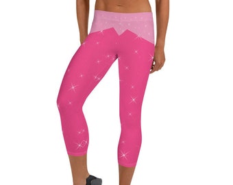 Könnte beinhalten: Rosa Capri-Leggings mit einem weißen Sternenmuster. Die Leggings haben einen rosa-weißen Ombre-Effekt an der Taille.