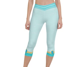 Könnte beinhalten: Hellblaue Capri-Leggings mit einem goldenen und türkisfarbenen Gürteldetail. Die Leggings haben ein weißes Polka-Dot-Muster.