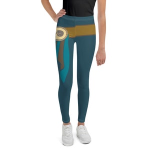 以下が含まれることがあります： 左足に茶色と金のベルトと茶色と金のエンブレムが付いたターコイズブルーのレギンスです。