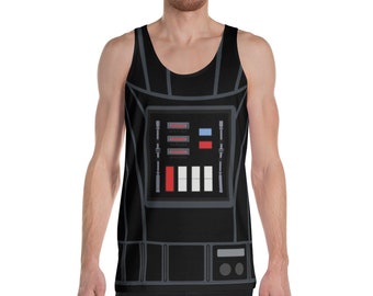 Puede incluir: Camiseta de tirantes negra con un estampado gráfico del panel del pecho de Darth Vader. El panel presenta un panel de control con botones rojos, blancos y azules.