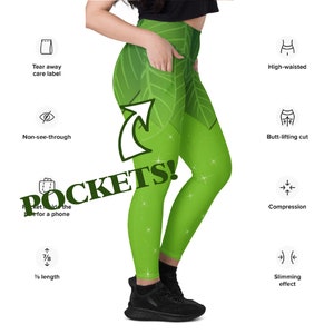 Puede incluir: Leggings verdes con un patrón de hojas y un bolsillo en la pierna izquierda. Los leggings son de 7/8 de largo y tienen cintura alta. Los leggings también son de compresión y tienen un efecto adelgazante.